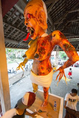 İnsanlar inşa Ogoh-ogoh sırasında