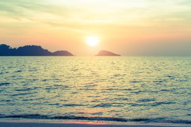 Denizde adalarda gün batımı.