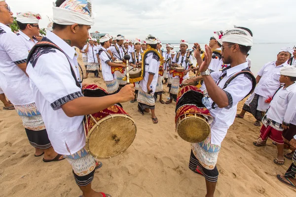 Pessoas durante o Ritual de Melasti — Fotografia de Stock