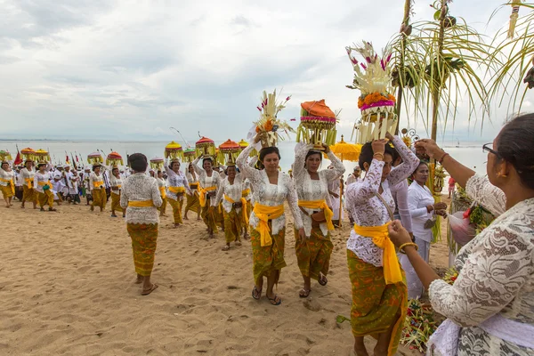 Personas durante el ritual de Melasti . —  Fotos de Stock