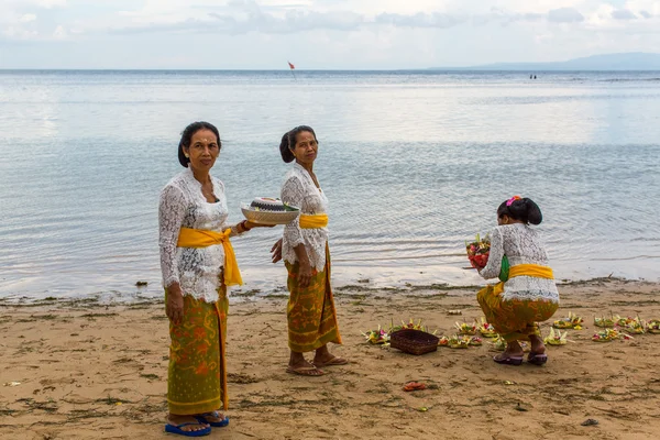 Människor under Melasti Ritual — Stockfoto