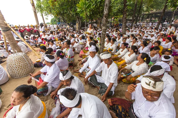 Mensen tijdens Melasti ritueel — Stockfoto