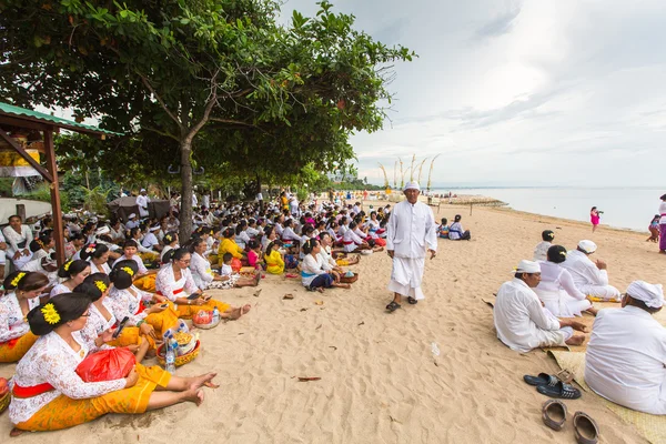 People during performed Melasti Ritual. — Stock Photo, Image