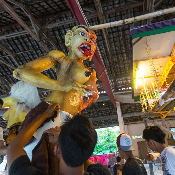 La gente durante costruito Ogoh-ogoh — Foto Stock