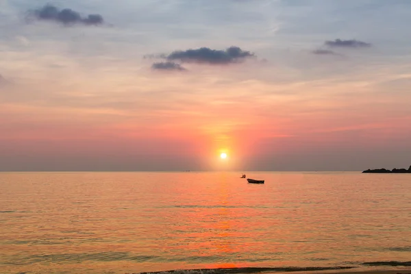 Hermoso atardecer en el mar. —  Fotos de Stock