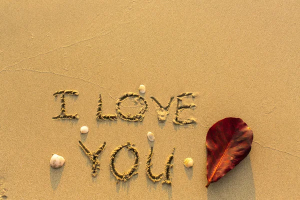 Ich liebe dich - Text am Strand. — Stockfoto