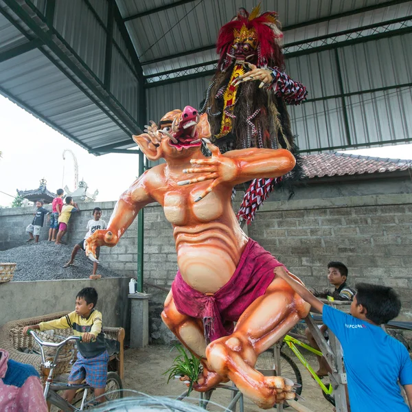 Pessoas durante construído Ogoh-ogoh — Fotografia de Stock