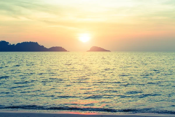 Západ slunce na ostrovech na moři. — Stock fotografie