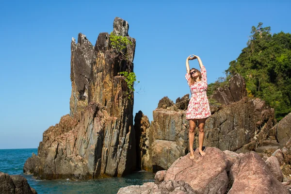 Donna in piedi tra le scogliere costiere . — Foto Stock