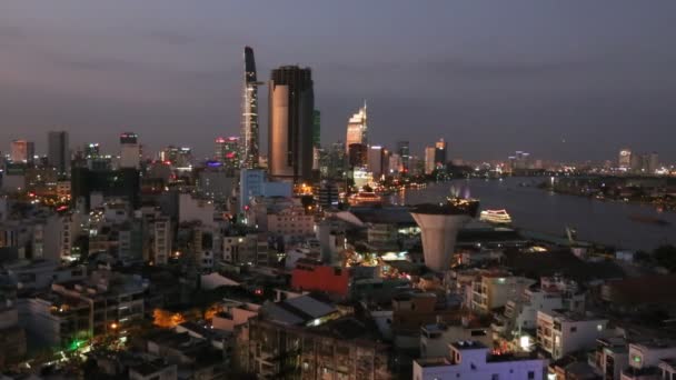 Vista superior del río Saigón por la noche . — Vídeo de stock