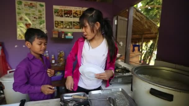 Děti si jídlo v době oběda — Stock video