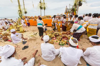 İnsanlar Melasti ayin sırasında.