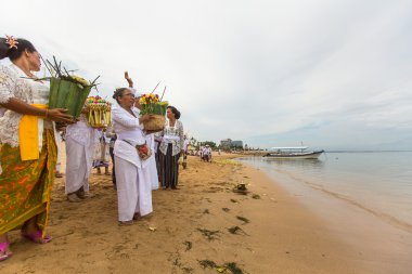 İnsanlar Melasti ayin sırasında.
