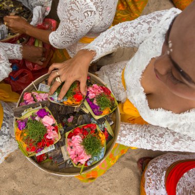 İnsanlar Melasti ayin sırasında