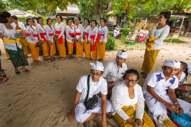 İnsanlar Melasti ayin sırasında.
