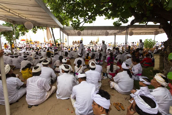 Lokale bevolking tijdens ceremonie Melasti ritueel. — Stockfoto