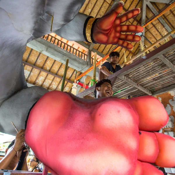 Gente local durante la construcción de Ogoh-ogoh — Foto de Stock