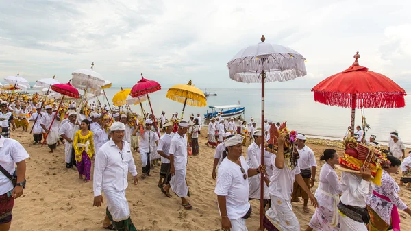 Personas durante el ritual de Melasti . — Foto de Stock