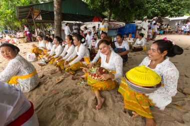 İnsanlar Melasti ayin sırasında.