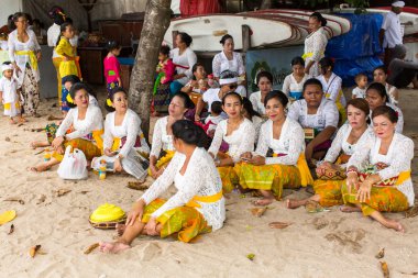 İnsanlar Melasti ayin sırasında.