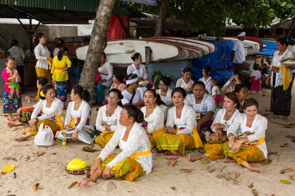 Pessoas durante o Ritual de Melasti . — Fotografia de Stock