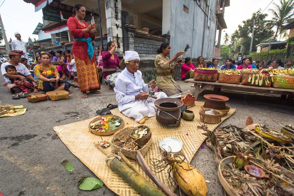 Pessoas durante a celebração antes de Nyepi — Fotografia de Stock