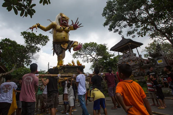 İnsanlar daha önce Nyepi kutlama sırasında — Stok fotoğraf