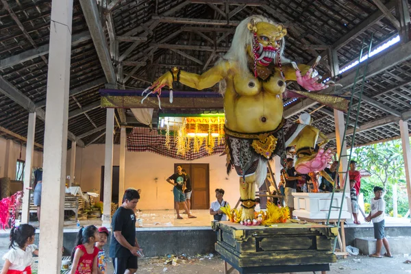 Local people during built Ogoh-ogoh — Stock Photo, Image