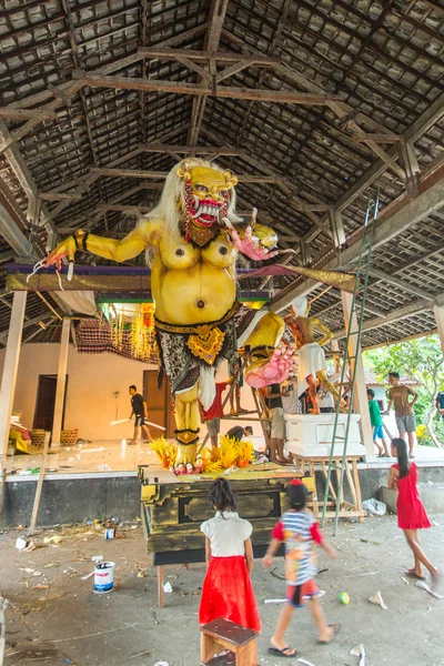 População local durante Ogoh-ogoh construído — Fotografia de Stock