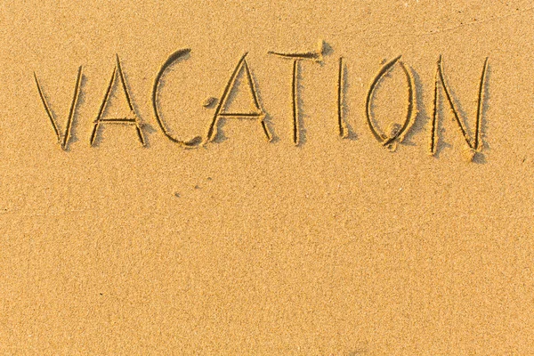 Vacaciones - palabra en la playa . —  Fotos de Stock