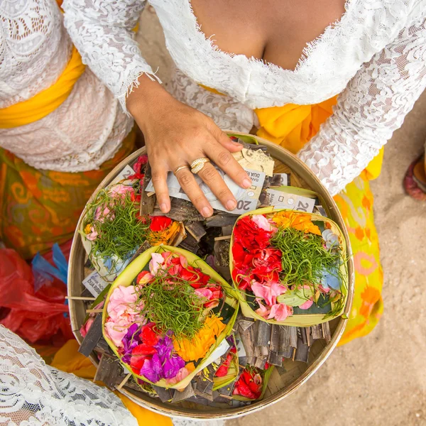 Woman holding herbs and money — Stock Photo, Image