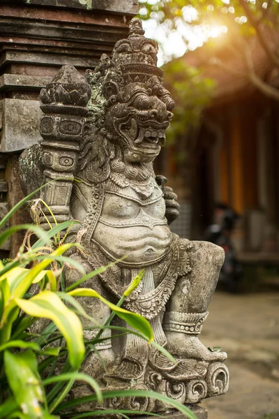 Demon guard standbeeld uitgehouwen in steen — Stockfoto