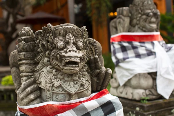 Dämonenstatuen in Stein gemeißelt — Stockfoto