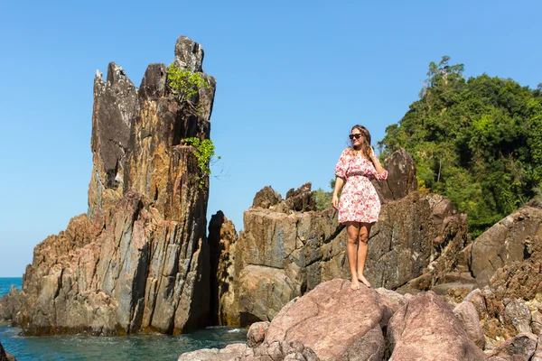 Mujer de pie entre las rocas . —  Fotos de Stock