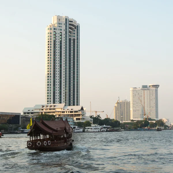 Yerel ulaşım tekneyle Chao Phraya Nehri. — Stok fotoğraf