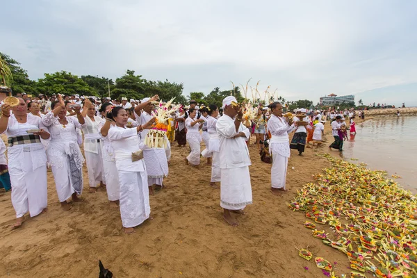 Lidé během rituálu Melasti — Stock fotografie