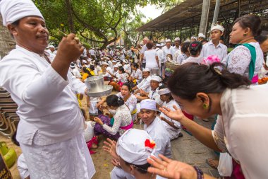 İnsanlar gerçekleştirilen Melasti ayin sırasında.