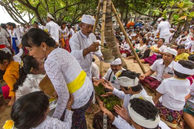 İnsanlar gerçekleştirilen Melasti ayin sırasında.