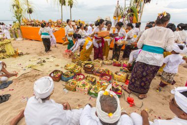 İnsanlar Melasti ayin sırasında