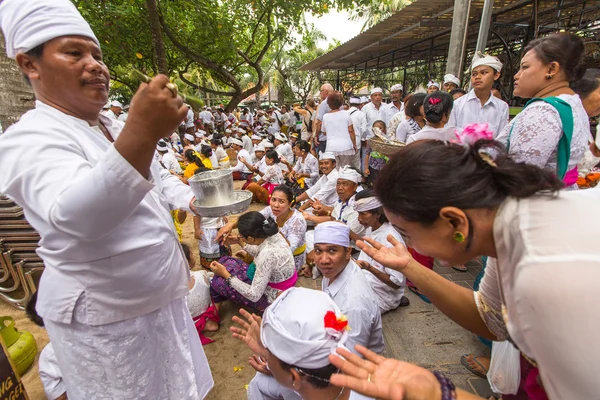 İnsanlar gerçekleştirilen Melasti ayin sırasında.
