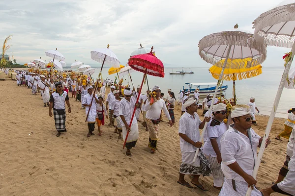 Personas durante el ritual de Melasti . — Foto de Stock