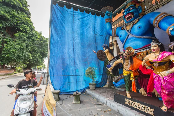 Ogoh-ogoh statues standing on the street, — Stock Photo, Image