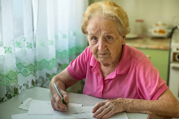 Kvinna med räkningar att betala verktyg. — Stockfoto