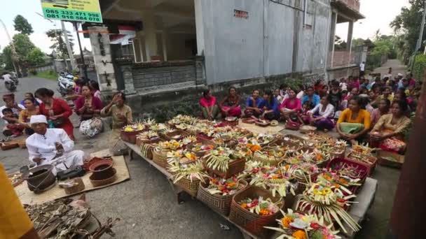 Mensen tijdens het ritueel vóór Nyepi — Stockvideo