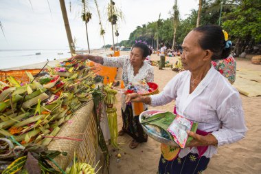 İnsanlar gerçekleştirilen Melasti ayin sırasında