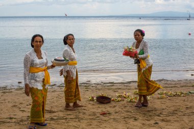 İnsanlar gerçekleştirilen Melasti ayin sırasında.
