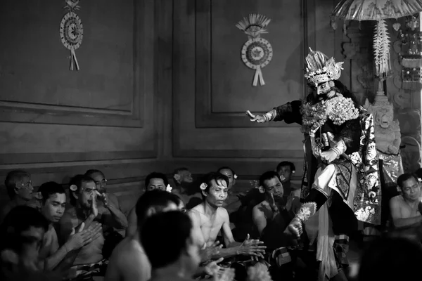 Dansers die traditionele Balinese Kecak trance-vuur dansen — Stockfoto