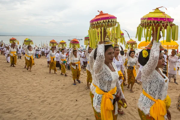 People during performed Melasti Ritual — Stock Photo, Image