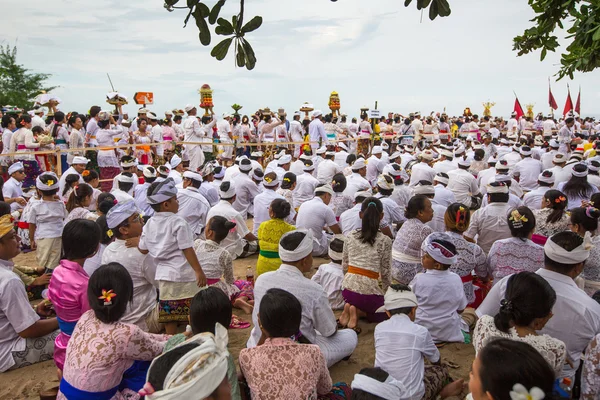 People during performed Melasti Ritual — Stock Photo, Image
