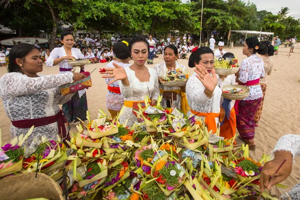 Místní lidé během prováděné Melasti rituál. — Stock fotografie